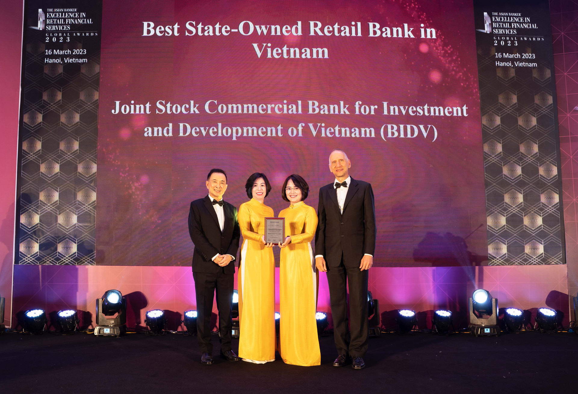 bidv-vinh-du-nhan-danh-hieu-ngan-hang-ban-le-tot-nhat-viet-nam-lan-thu-8-hang-muc-state-owned-retail-bank-nam-2023-.jpg