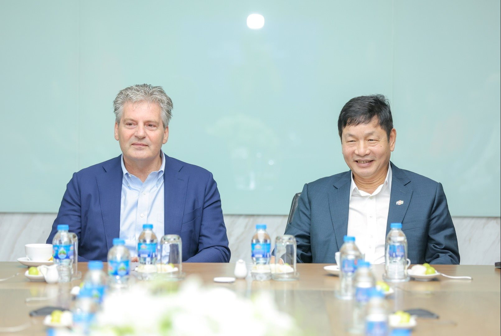 group-chief-transformation-technology-operations-officer-standard-chartered-roel-louwhoff-and-fpt-chairman-truong-gia-binh.jpg