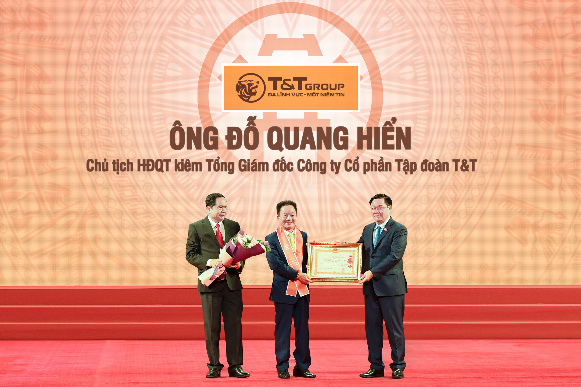 Ông Đỗ Quang Hiển, Nhà sáng lập, Chủ tịch Ủy ban Chiến lược Tập đoàn T&T Group vinh dự là một trong số ít doanh nhân trong lĩnh vực kinh tế tư nhân được trao tặng Huân chương Lao động hạng Nhất, Nhì, Ba.