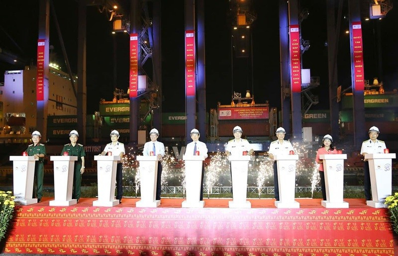 Ông Nguyễn Văn Nên và các đại biểu thực hiện nghi thức phát lệnh làm hàng đầu xuân Giáp Thìn