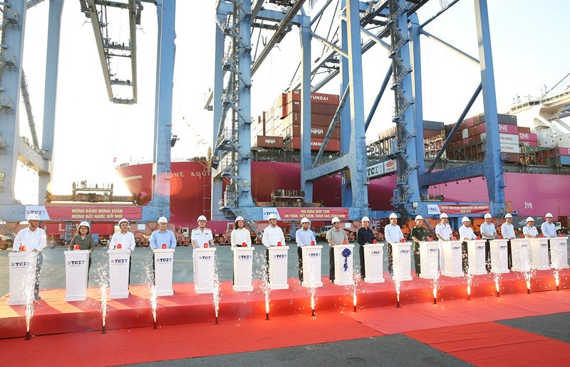 Thủ tướng Phạm Minh Chính và các đại biểu thực hiện nghi thức phát lệnh làm hàng đầu xuân tại cảng TCIT