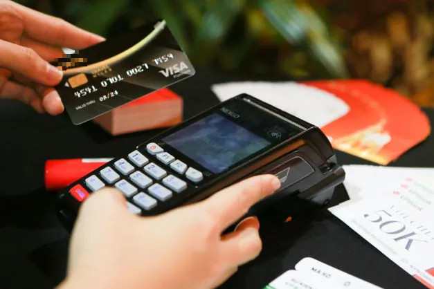 Vụ nợ 8,5 triệu bị tính lãi hơn 8,8 tỷ: Những điều cần biết khi dùng thẻ tín dụng - Ảnh 1.