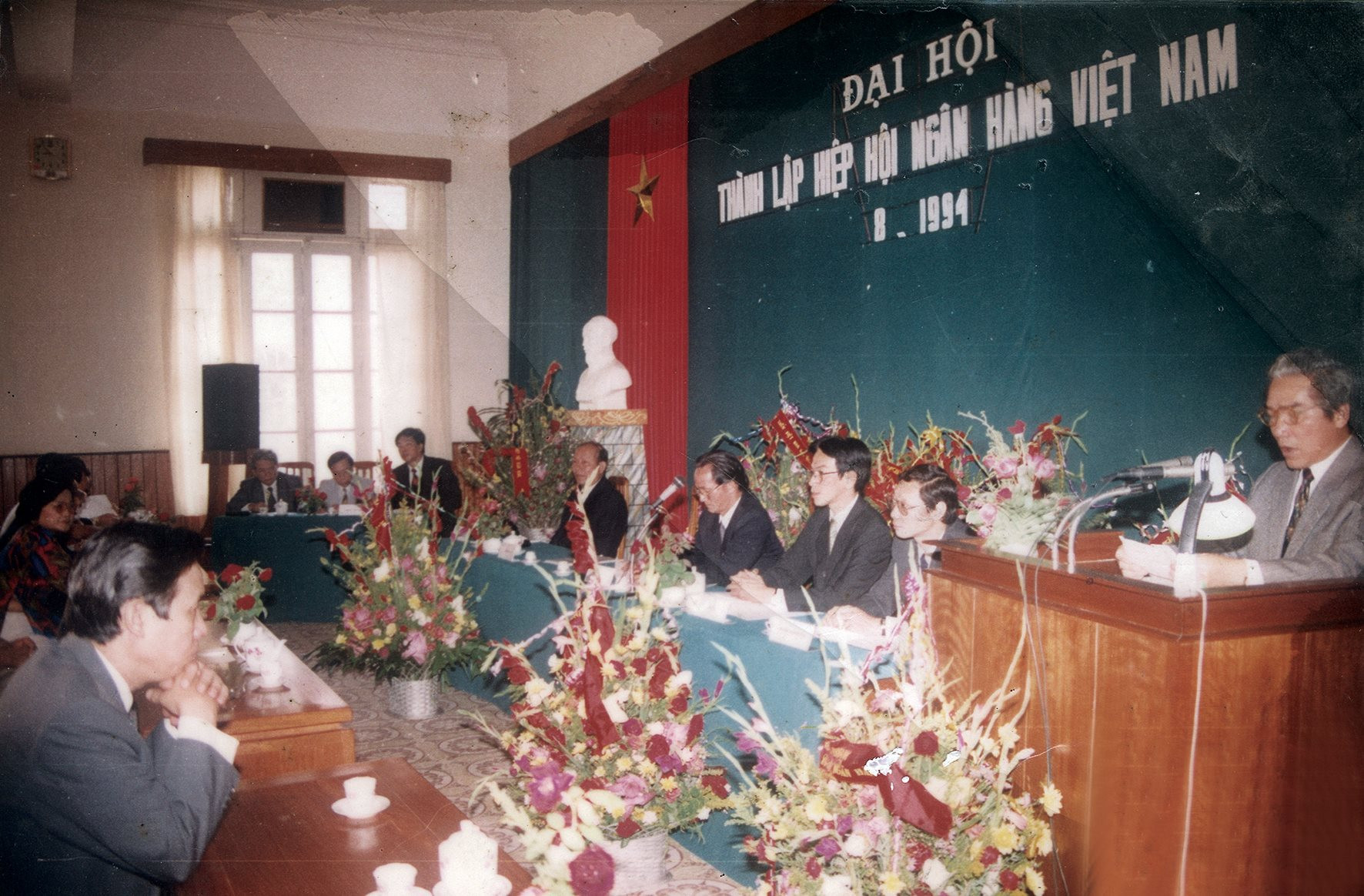 3-dai-hoi-thanh-lap-hiep-hoi-ngan-hang-viet-nam-thang-8.1994-.jpg