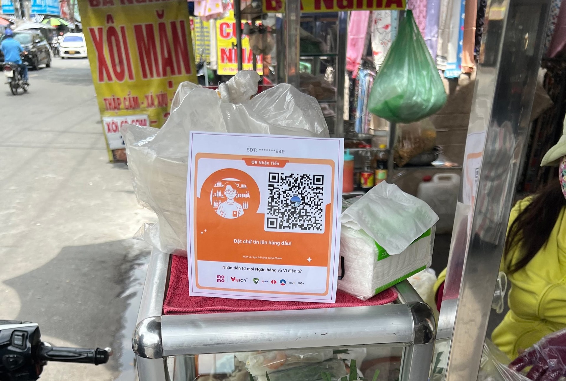 momo-dac-biet-quan-tam-den-cac-tieu-thuong-ho-kinh-doanh-gia-dinh-va-nhung-nguoi-kinh-doanh-online-hay-offline.jpg