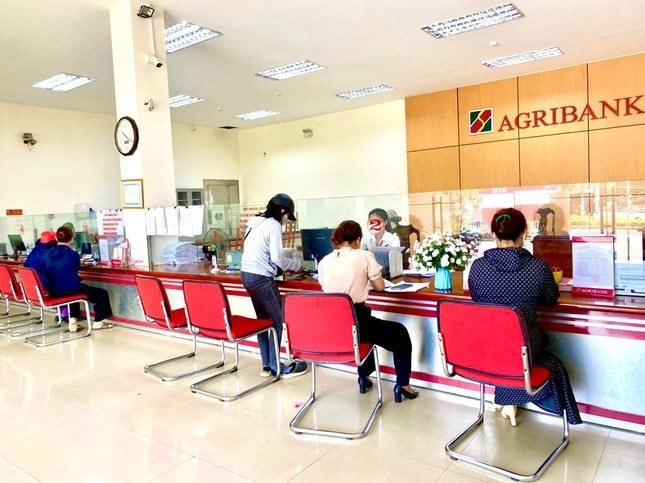 giao-dich-vien-agribank-phuoc-son.jpg