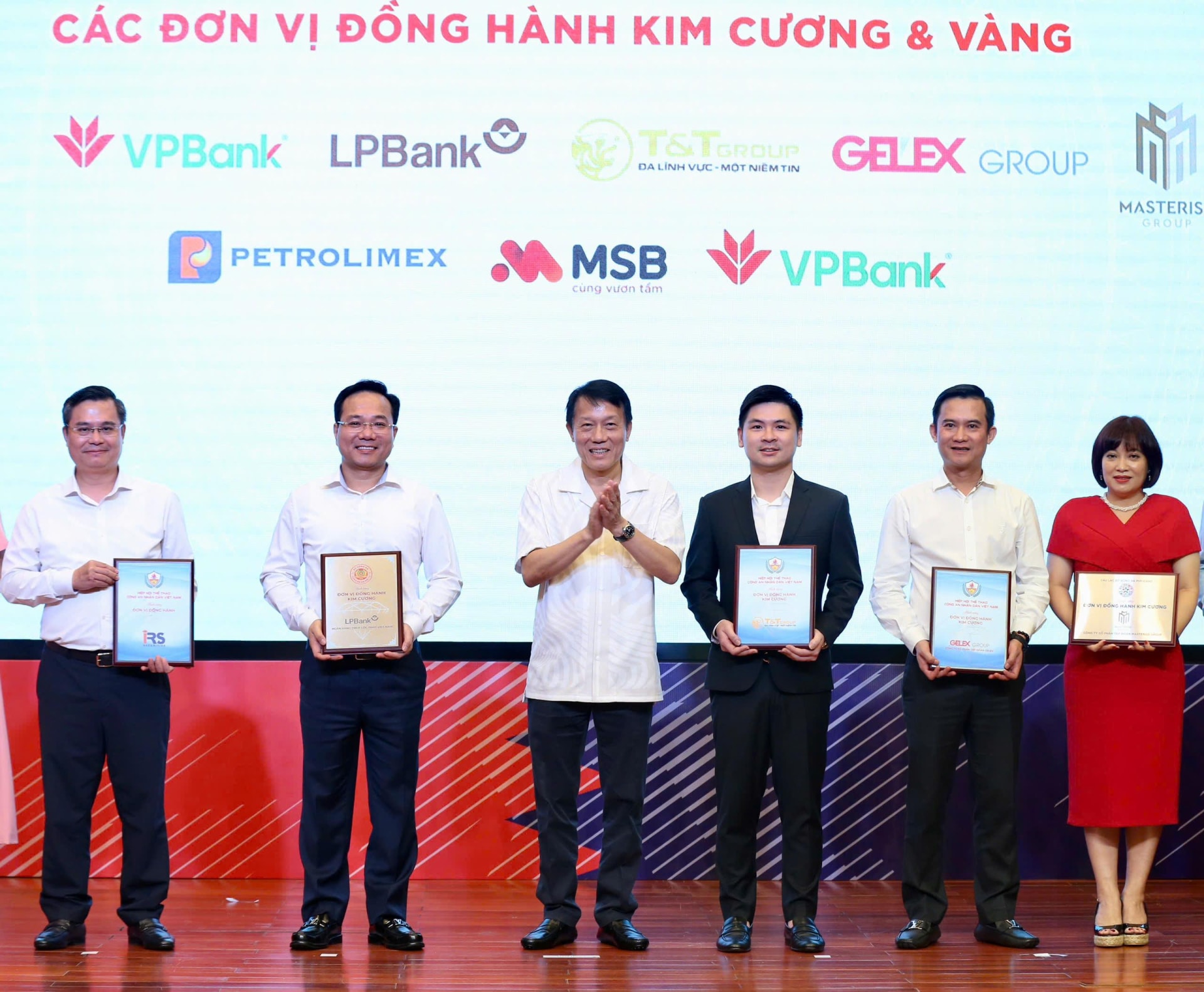 Phó Chủ tịch HĐQT T&T Group Đỗ Vinh Quang (thứ ba từ trái sang) nhận bảng danh vị nhà đồng hành Kim Cương từ Hiệp hội thể thao CAND.