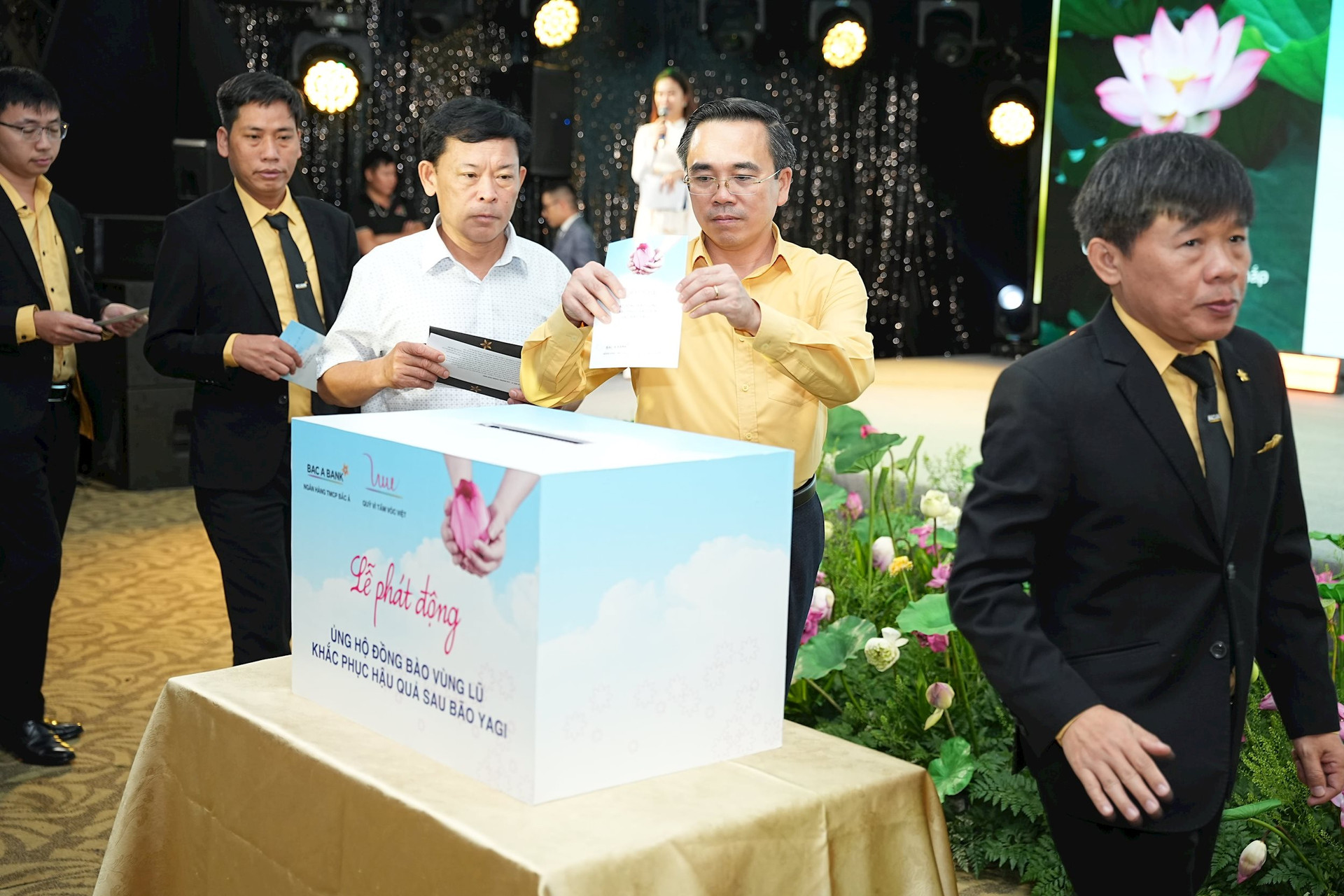 cbnv-bac-a-bank-tich-cuc-ung-ho-ho-tro-dong-bao-vung-bao-lu-khac-phuc-hau-qua1-min.jpg