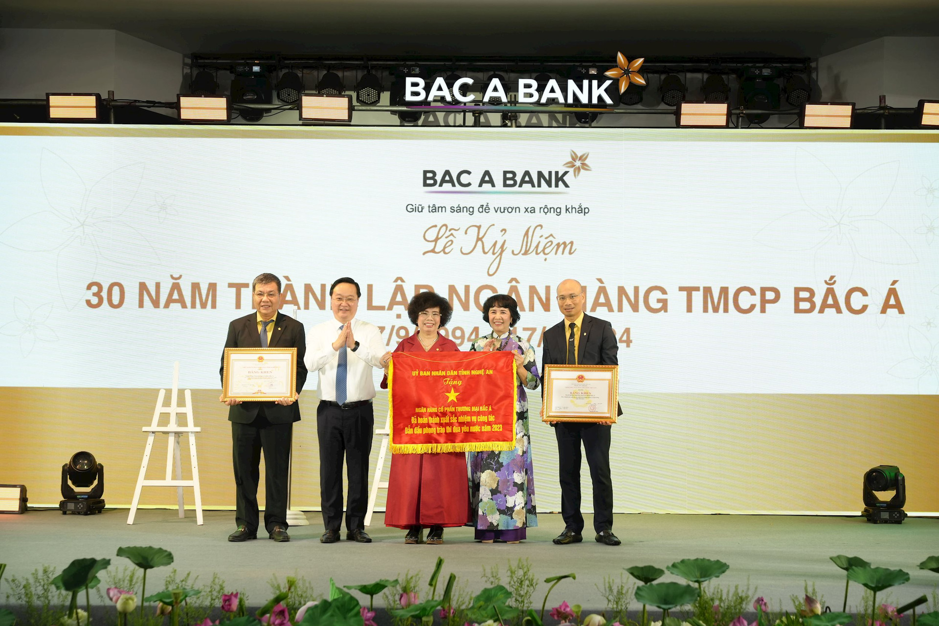 dai-dien-ban-lanh-dao-bac-a-bank-nhan-co-thi-dua-va-bang-khen-cua-ubnd-tinh-nghe-an-trong-le-ky-niem-30-nam-thanh-lap-min.jpg