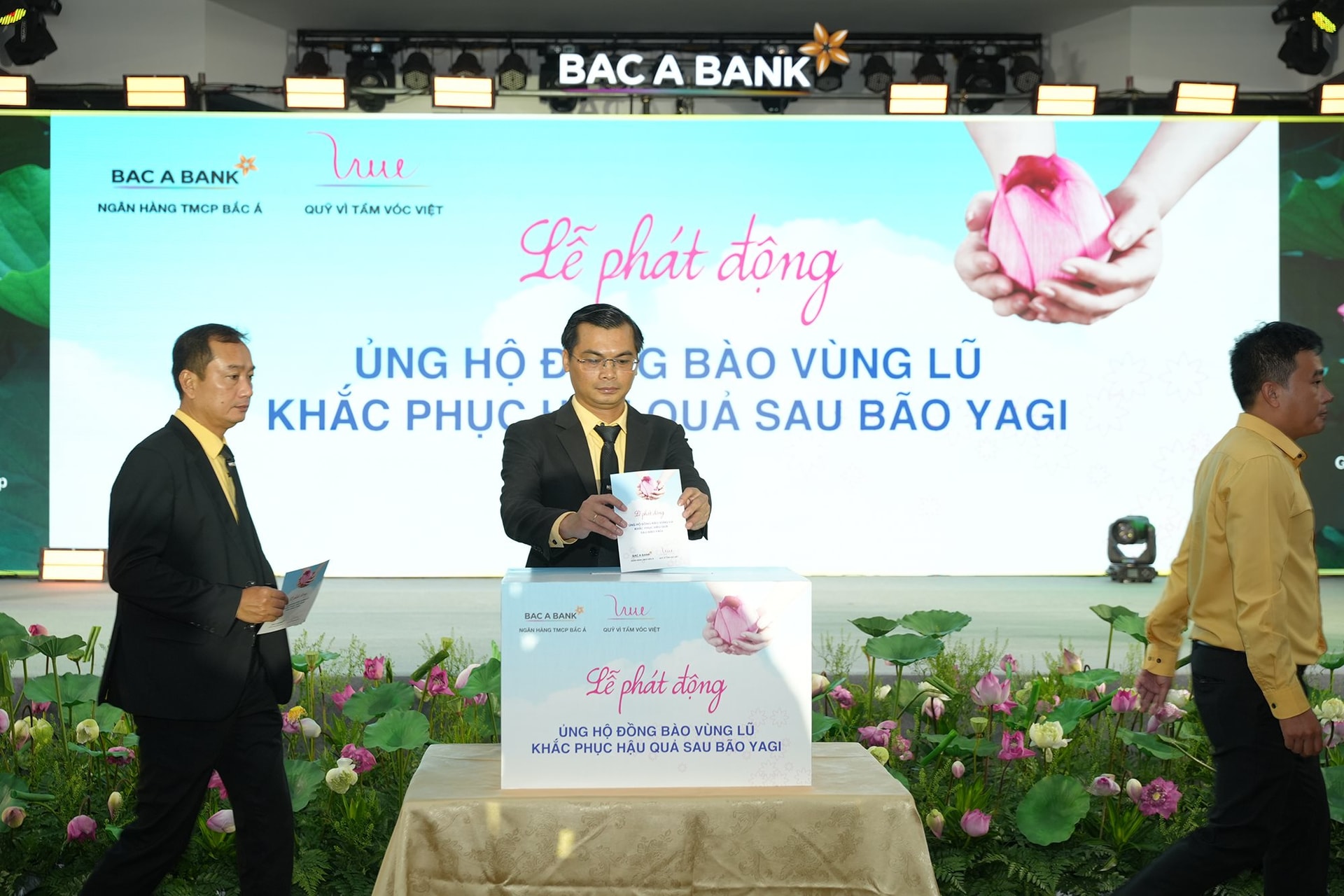 cbnv-bac-a-bank-tich-cuc-ung-ho-ho-tro-dong-bao-vung-bao-lu-khac-phuc-hau-qua-1-(1).jpg