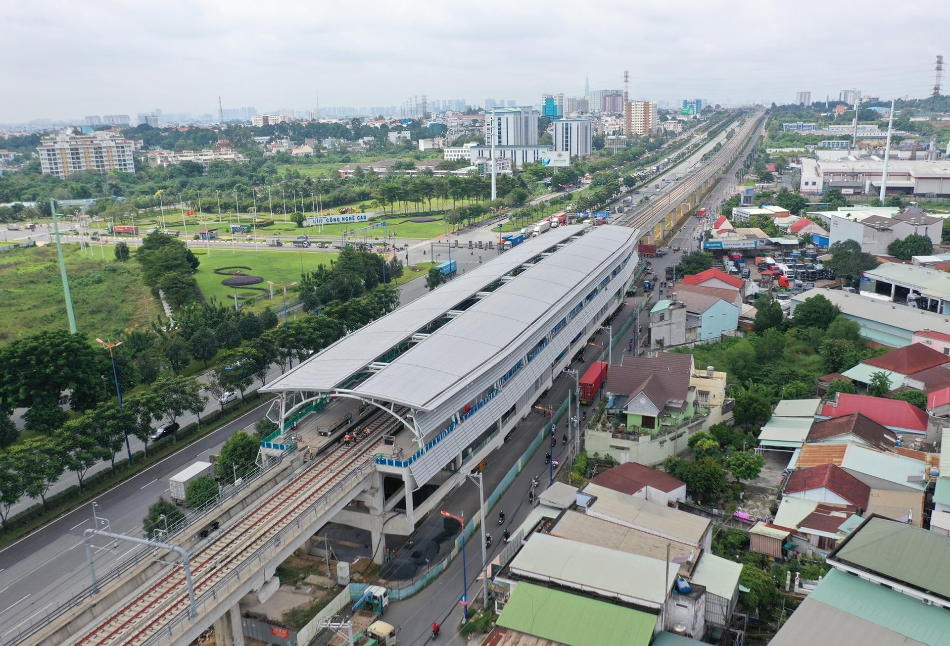 hinh-anh-moi-nhat-ve-ga-tren-cao-tuyen-metro-so-1-dat-99-tien-do-1-1664390321-916-width2000height1359.jpg