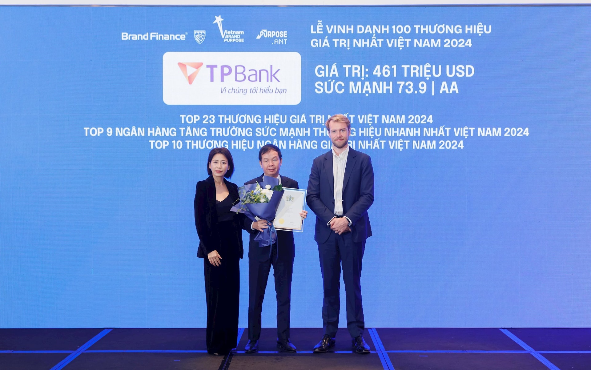 ptgd-tpbank-le-hong-nam-nhan-giai-thuong.jpg