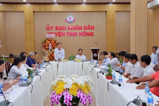 ong-vuong-tri-phong-giam-doc-nhnn-chi-nhanh-tinh-dong-thap-ong-phung-cong-thanh-pho-chu-tich-uy-ban-nhan-dan-huyen-tam-nong-dong-chu-tri-hoi-nghi..jpg