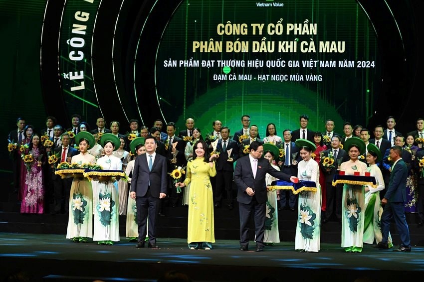 ba-nguyen-thi-hien-pho-tong-giam-doc-dai-dien-phan-bon-ca-mau-nhan-giai-thuong-hieu-quoc-gia-nam-2024.jpg