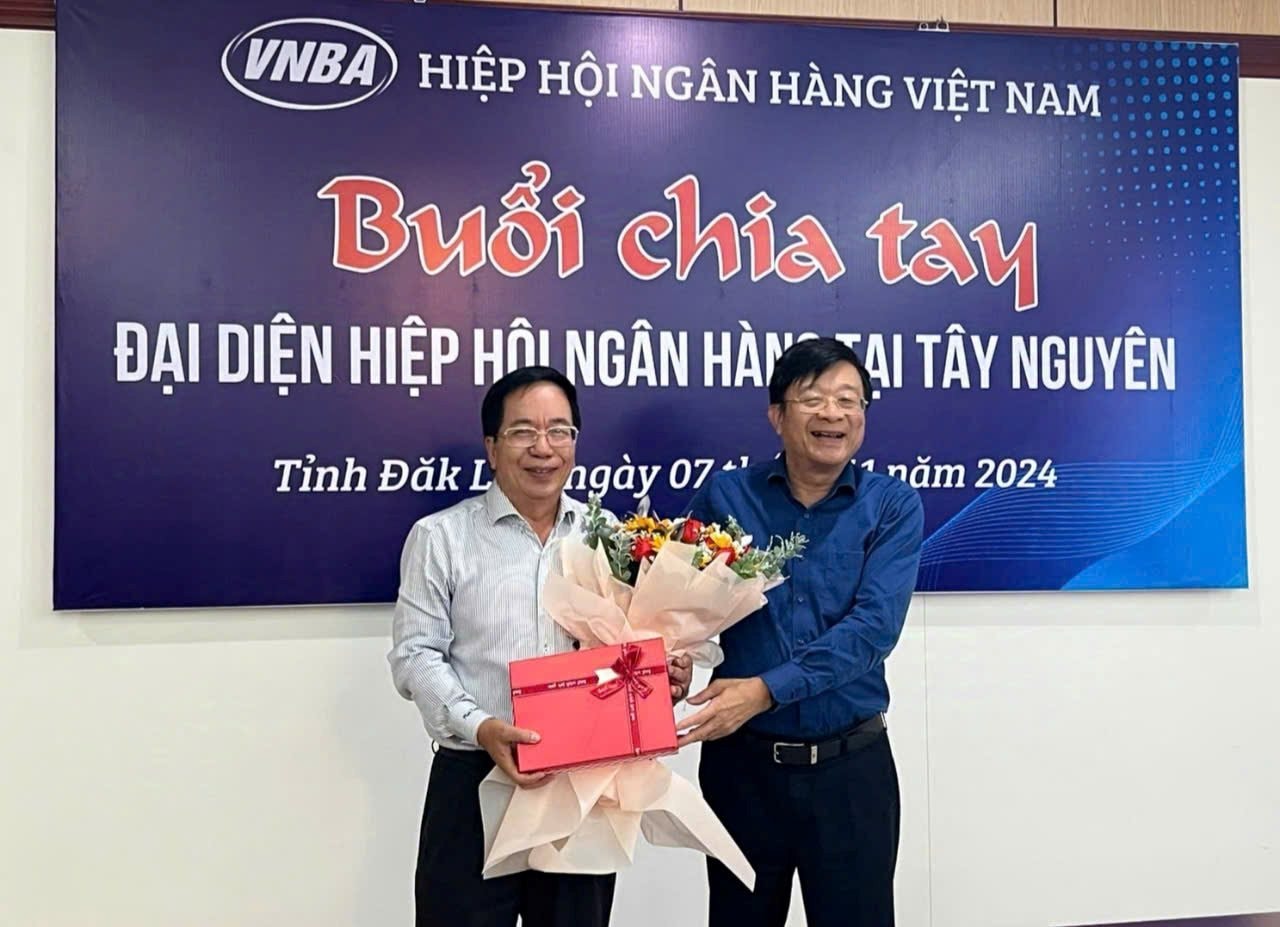 Phó Chủ tịch kiêm Tổng Thư ký Hiệp hội Ngân hàng Việt Nam Nguyễn Quốc Hùng tặng hoa và quà chia tay ông Tăng Hải Châu – nguyên đại diện Hiệp hội Ngân hàng tại Tây Nguyên