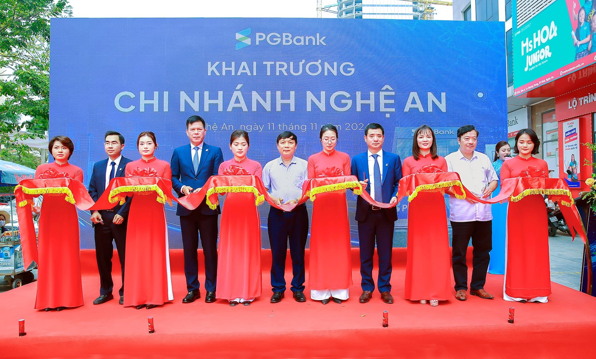 cac-dai-bieu-thuc-hien-nghi-thuc-cat-bang-khai-truong-pgbank-chi-nhanh-nghe-an.jpg