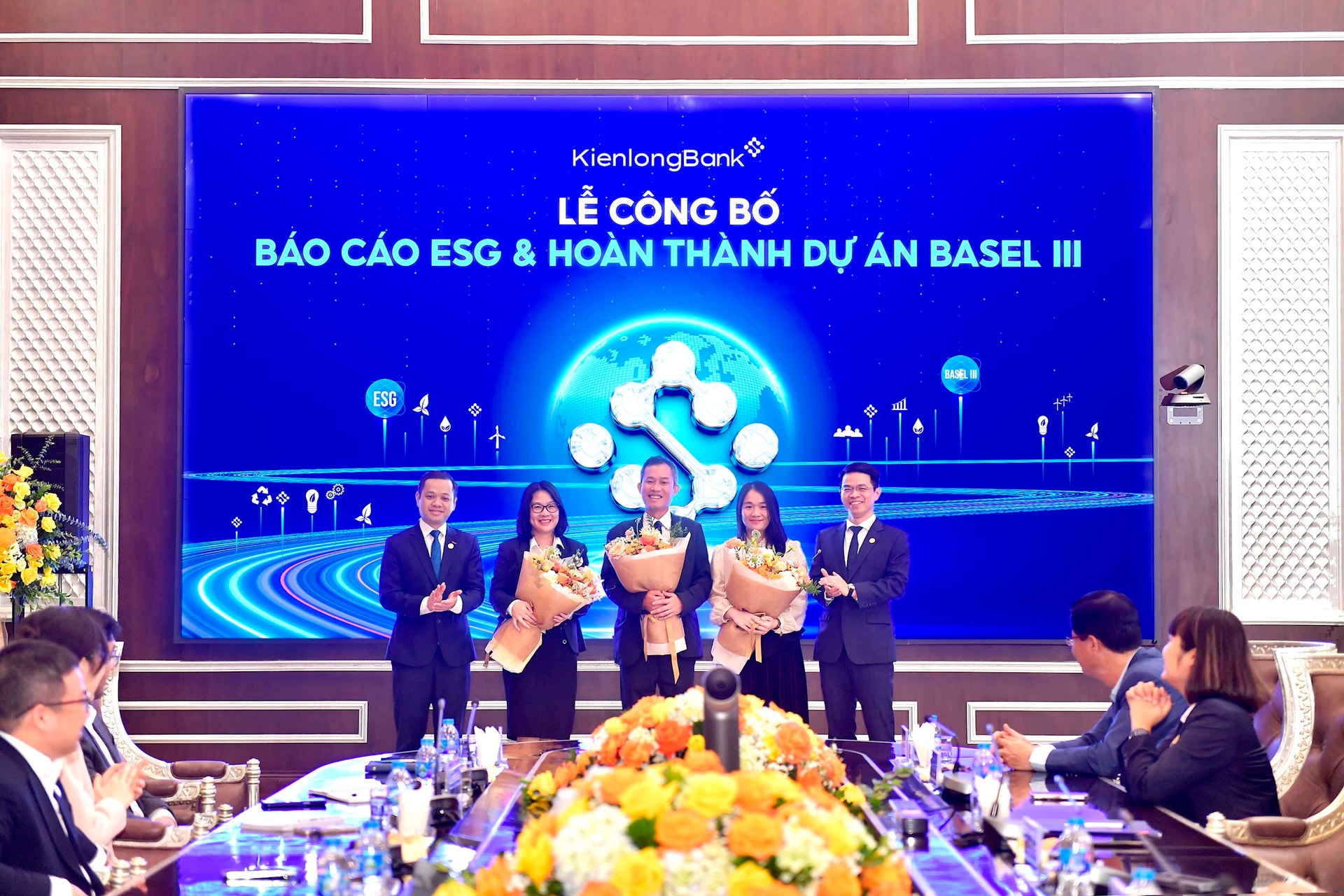 02-kienlongbank-tang-hoa-ban-du-an-basel-iii-esg-1.jpg