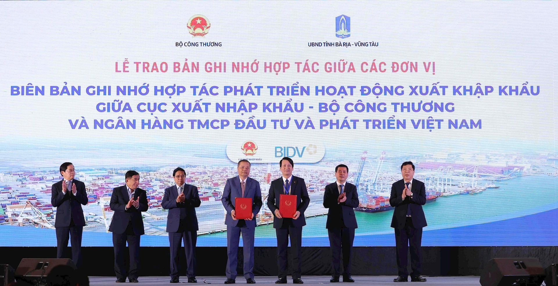 ong-tran-long-pho-tong-giam-doc-bidv-va-ong-nguyen-anh-son-cuc-truong-cuc-xuat-nhap-khau-bo-cong-thuong-trao-bien-ban-ghi-nho-hop-tac-2-.jpg