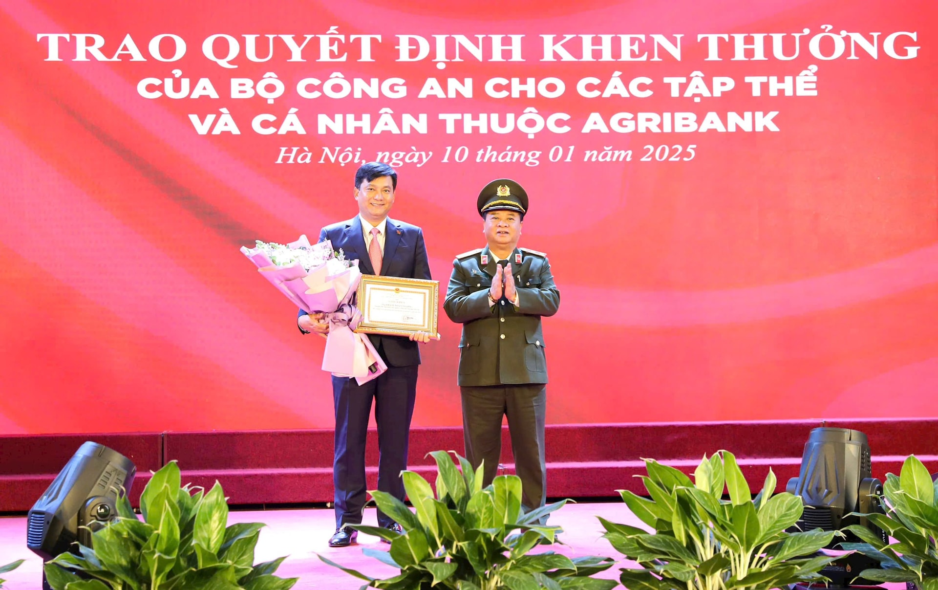 tong-giam-doc-nhan-quyet-dinh-khen-thuong.jpg