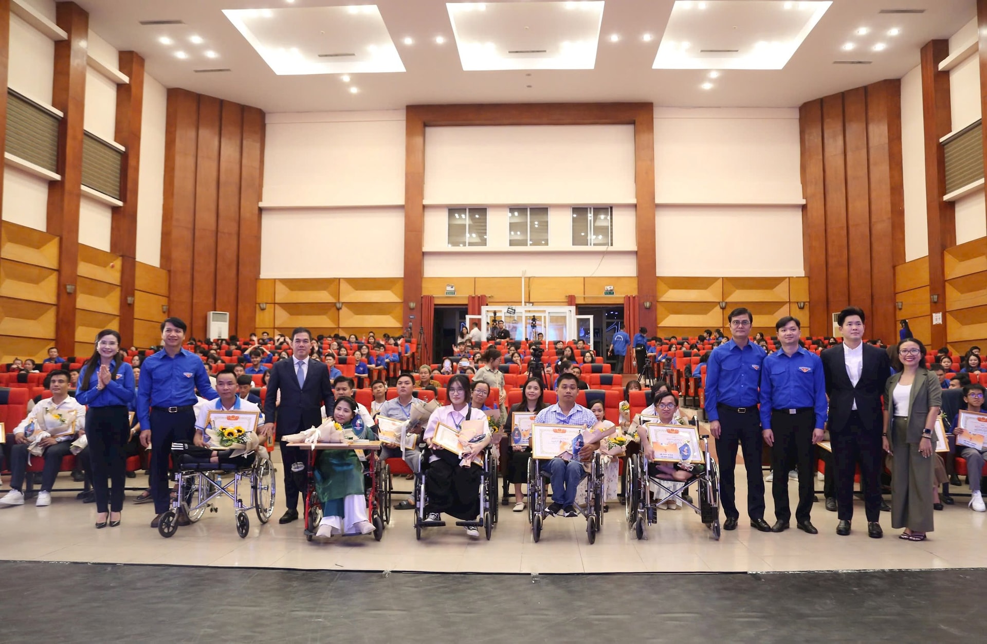 dem-vinh-danh-toa-sang-nghi-luc-viet-nam-2024.jpg