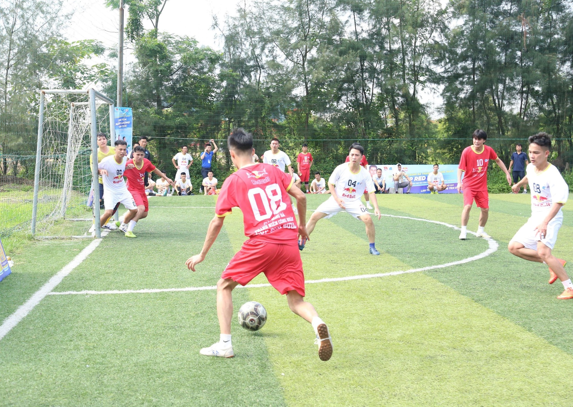 giai-bong-da-thanh-nien-cong-nhan-cup-red-bull.jpg
