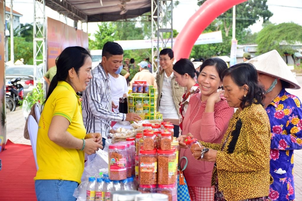 khach-hang-mua-san-pham-ocop-an-giang-tai-hoi-cho-ocop..jpg