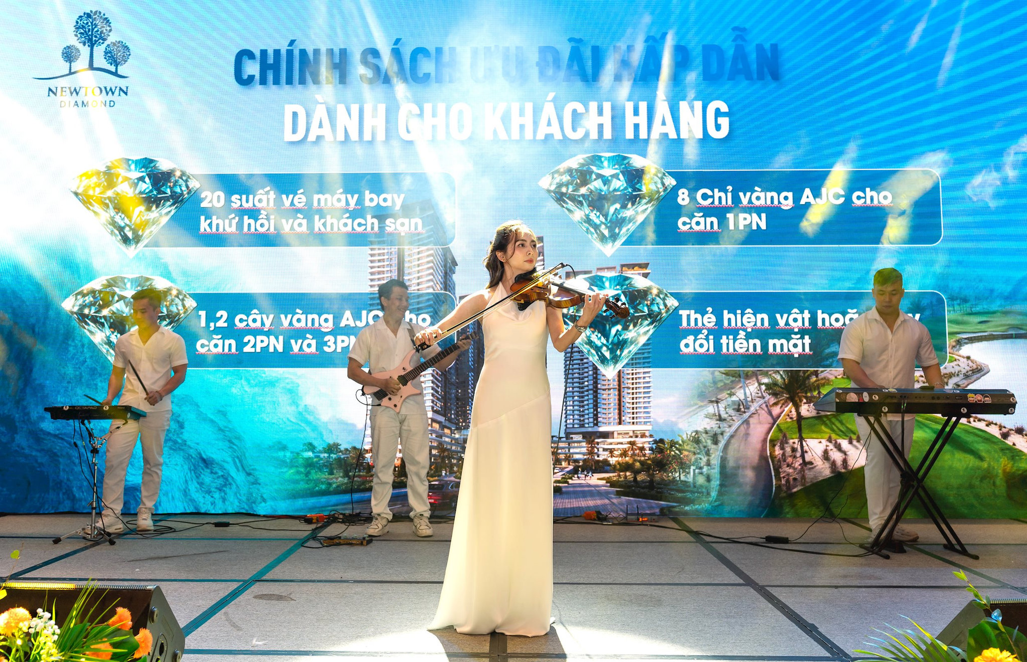 02-khach-hang-tham-du-su-kien-duoc-thuong-thuc-bua-tiec-am-thanh-anh-sang.jpg