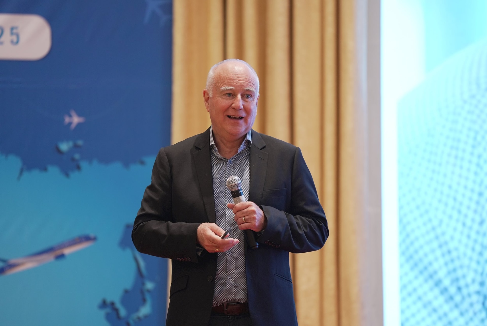 3.-ong-john-bailey-bac-thay-trong-linh-vuc-xu-ly-khung-hoang-truyen-thong-giam-doc-dieu-hanh-global-communications-consulting.jpg