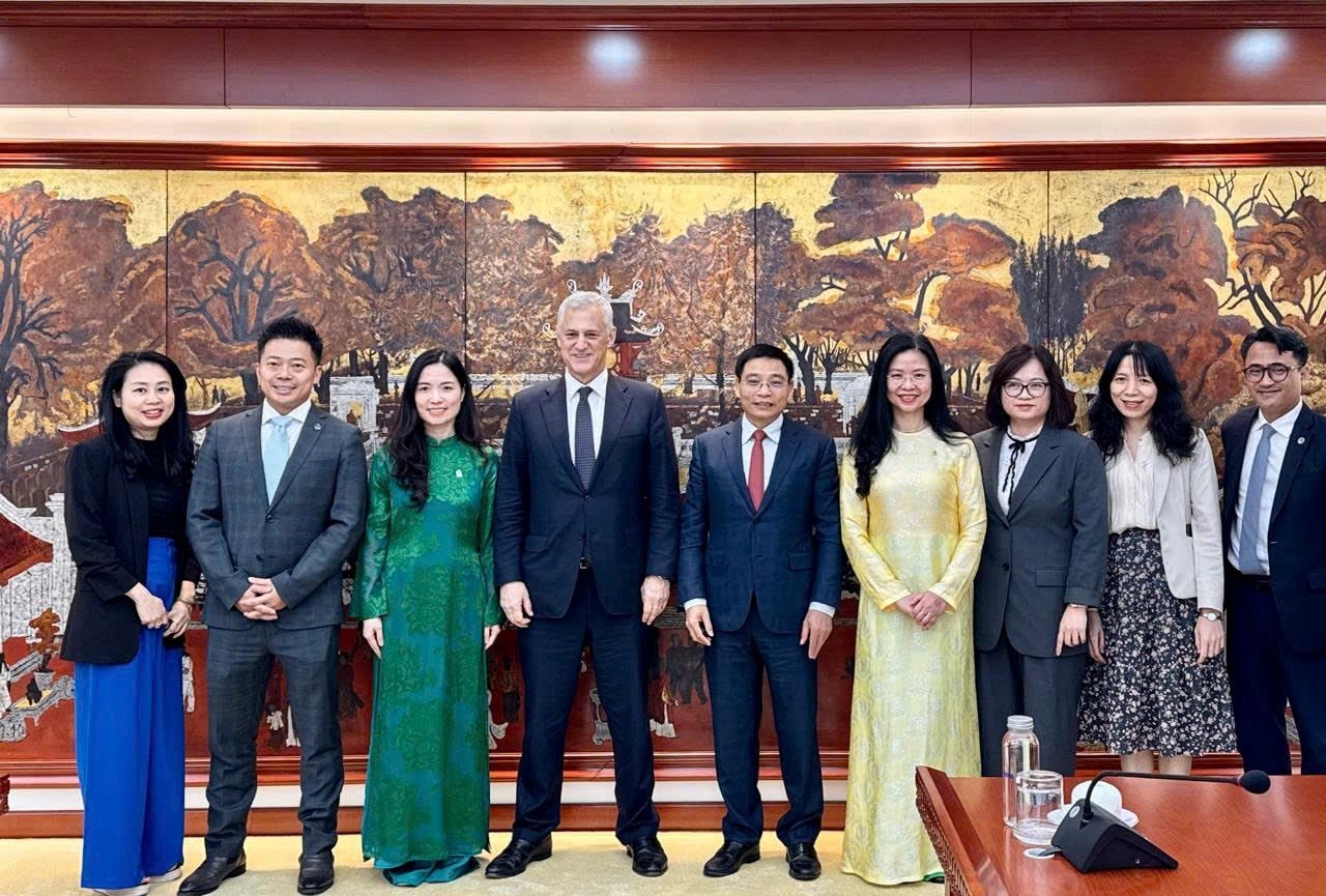 ong-bill-winters-tgd-toan-cau-standard-chartered-trong-cuoc-gap-voi-bo-truong-bo-tai-chinh-nguyen-van-thang.jpg