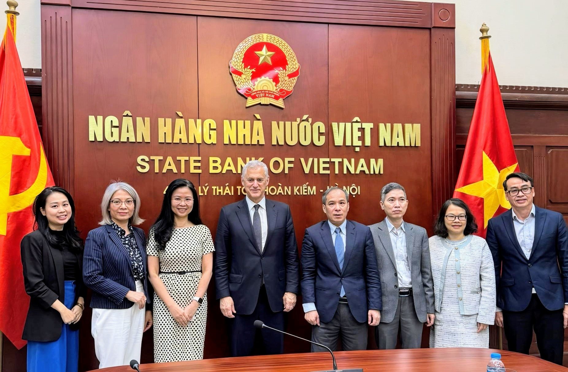 ong-bill-winters-tong-giam-doc-toan-cau-standard-chartered-gap-lanh-dao-ngan-hang-nha-nuoc-viet-nam.jpg