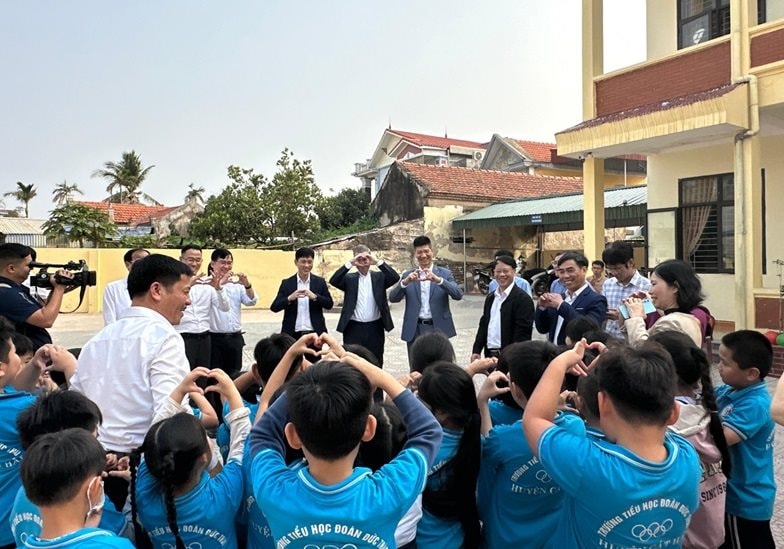 apm-terminals-khao-sat-dia-diem-xay-duung-cong-trinh-be-boi-cho-hoc-sinh-2.jpg