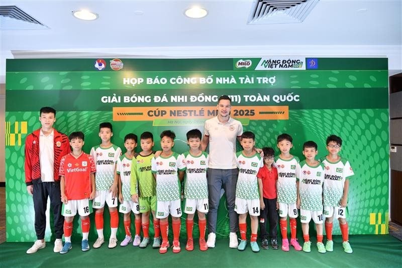 tuyen-thu-quoc-gia-filip-nguyen-va-cau-thu-hoang-trung-anh-cung-cac-cau-thu-nhi-tai-le-cong-bo-giai-bong-da-nhi-dong-u11-toan-quoc-cup-nestle-milo-2025.jpg