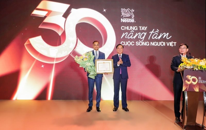 dai-dien-bo-nong-nghiep-va-moi-truong-trao-bang-khen-cho-nestle-viet-nam-vi-nhung-dong-gop-cho-su-phat-trien-nong-nghiep-nong-thon-.jpg
