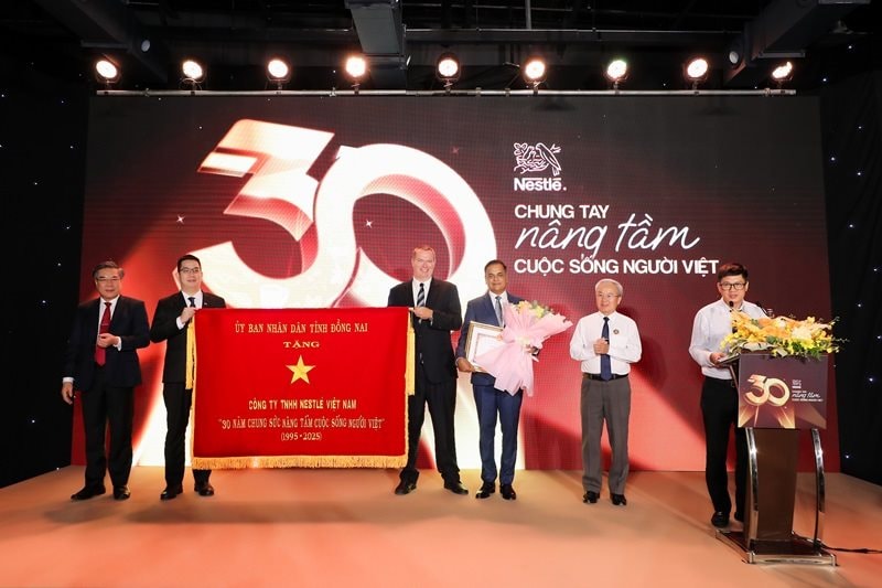dai-dien-tinh-dong-nai-trao-tang-buc-truong-30-nam-chung-suc-nang-tam-cuoc-song-nguoi-viet-cho-nestle-viet-nam.jpg