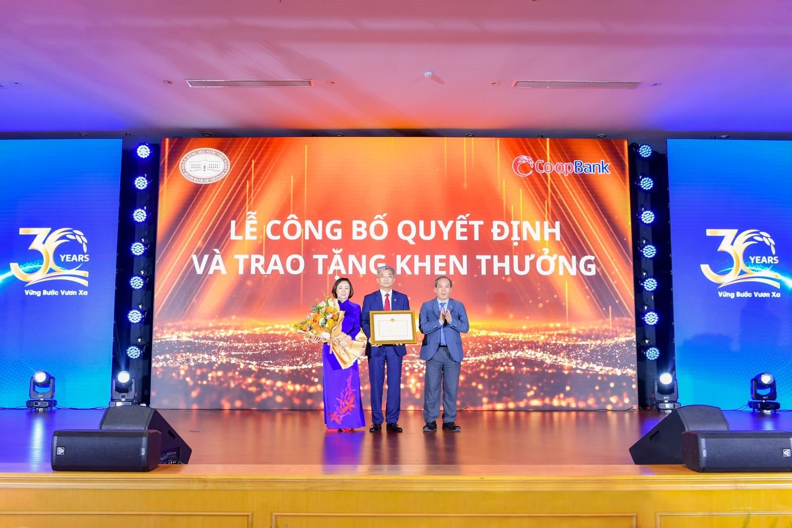 lanh-dao-coopbank-nhan-bang-khen.jpg