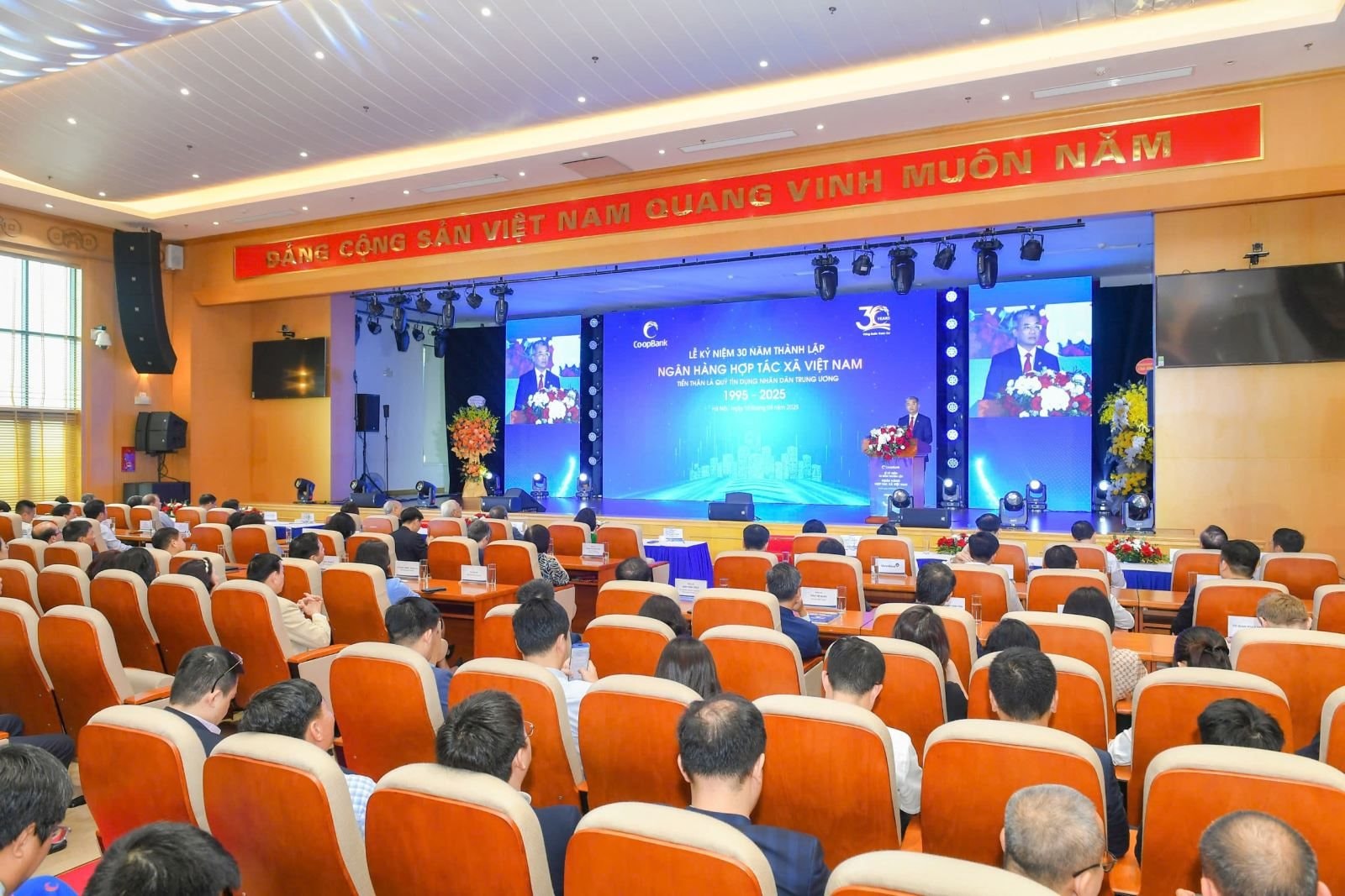 quang-canh-buoi-ky-niem.jpg
