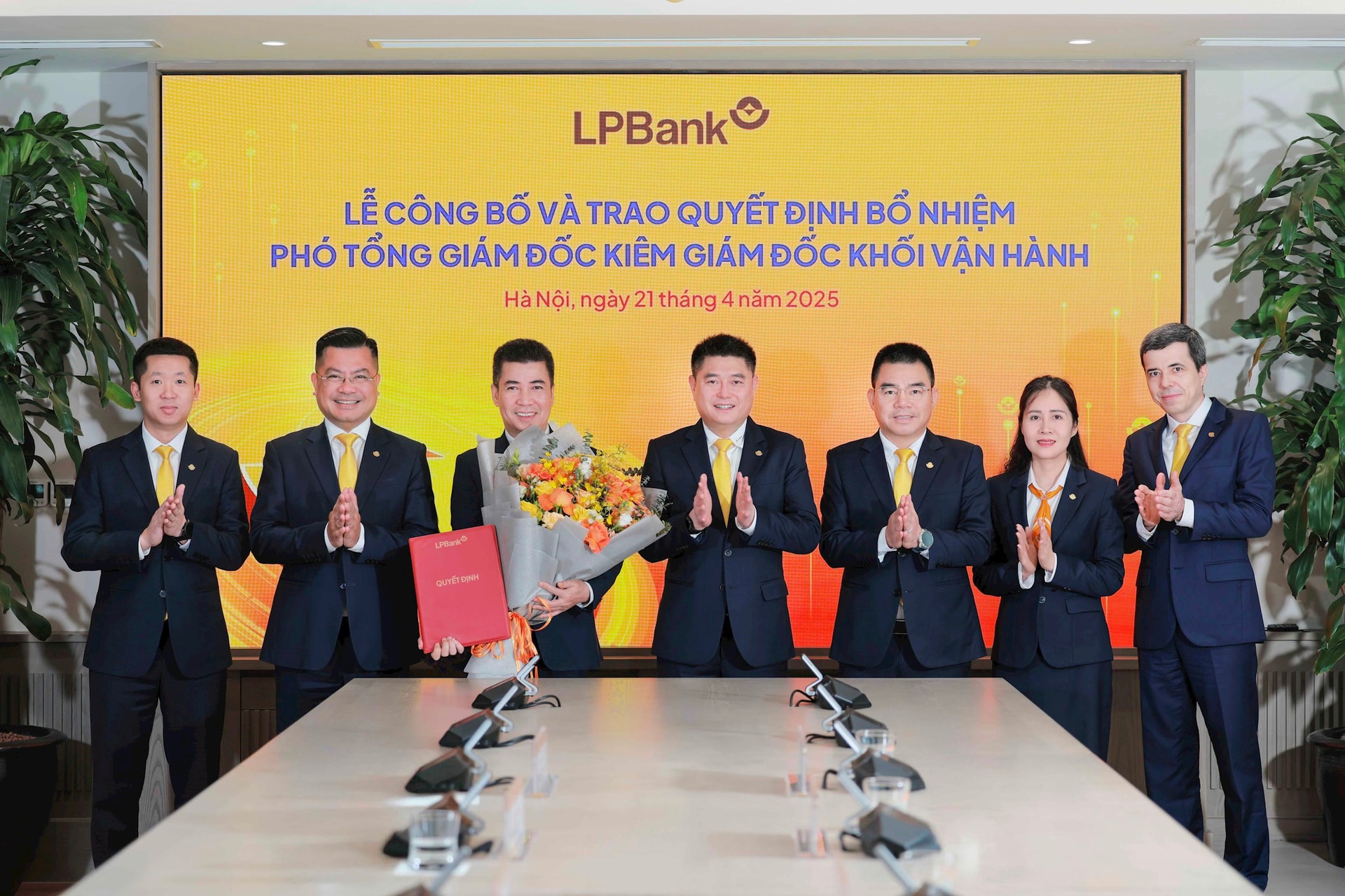 anh-2-hdqt-lpbank-1-.jpg