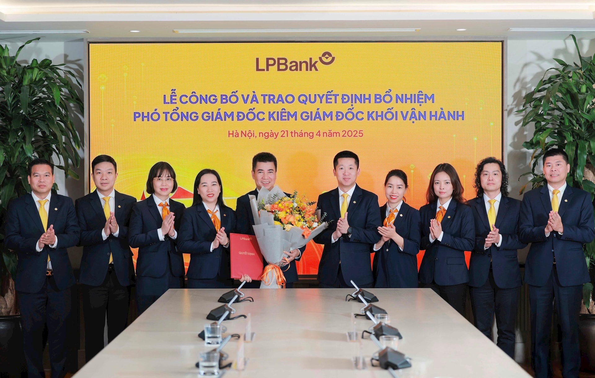 anh-3-bdh-lpbank-trao-hoa.jpg