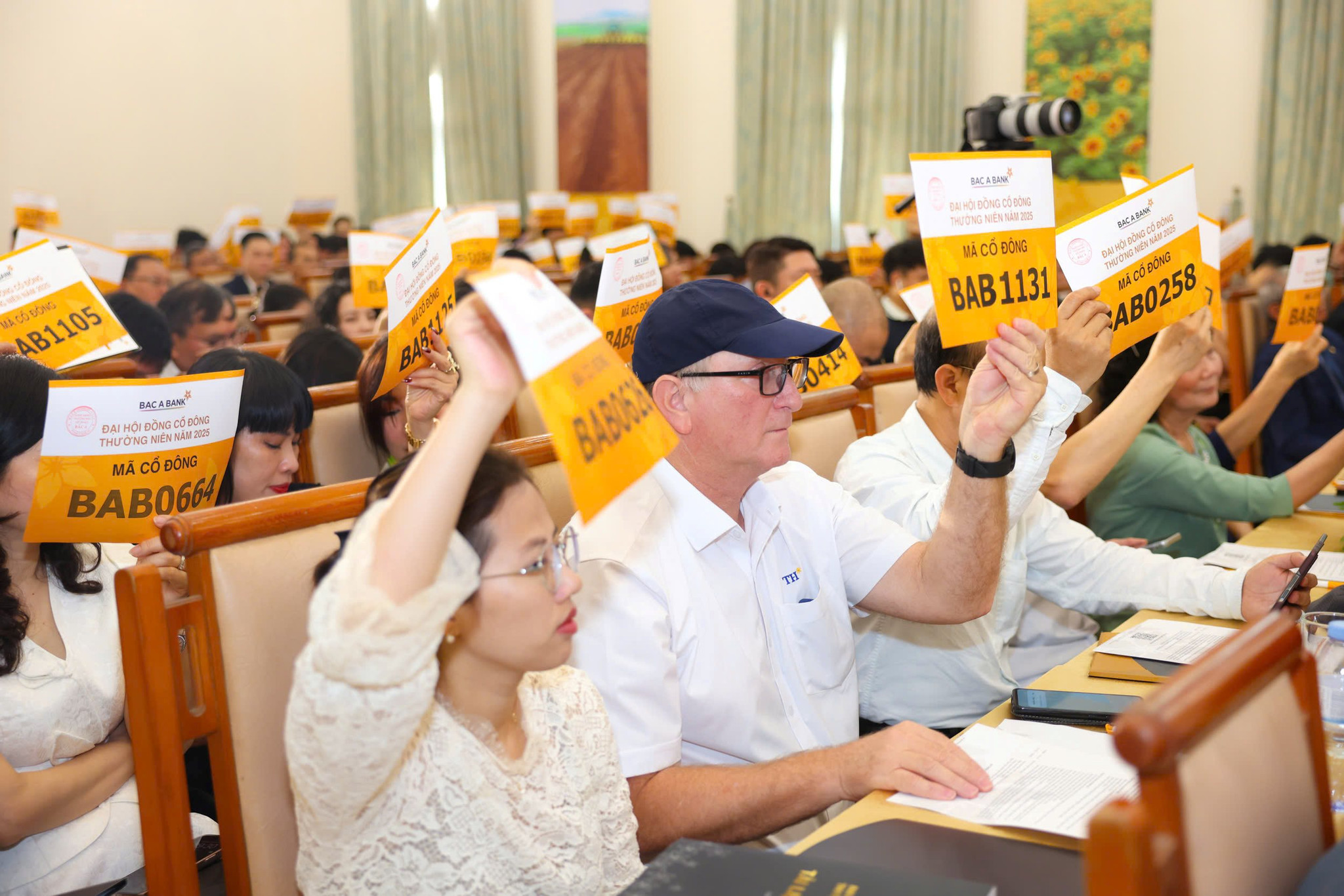 cac-co-dong-bieu-quyet-tai-dai-hoi-dong-co-dong-thuong-nien-2025.jpg