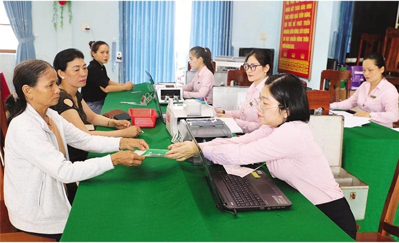 ngan-hang-chinh-sach-xa-hoi-trao-so-vay-von-cho-khach-hang-vay-von..jpg