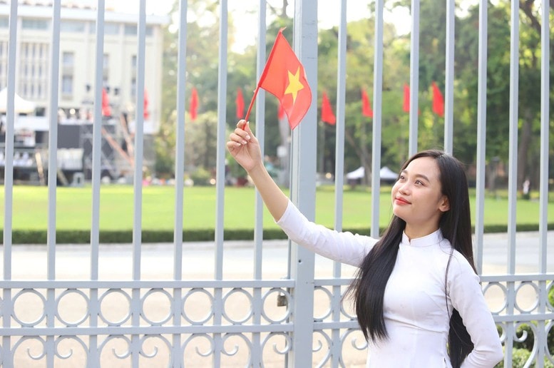 Người dân tại TPHCM rộn ràng chào đón kỷ niệm 50 năm thống nhất đất nước- Ảnh 4.