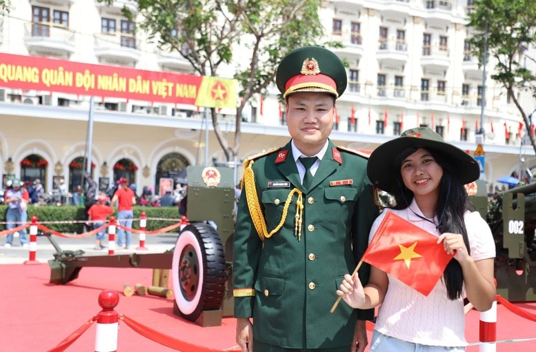 Người dân tại TPHCM rộn ràng chào đón kỷ niệm 50 năm thống nhất đất nước- Ảnh 12.