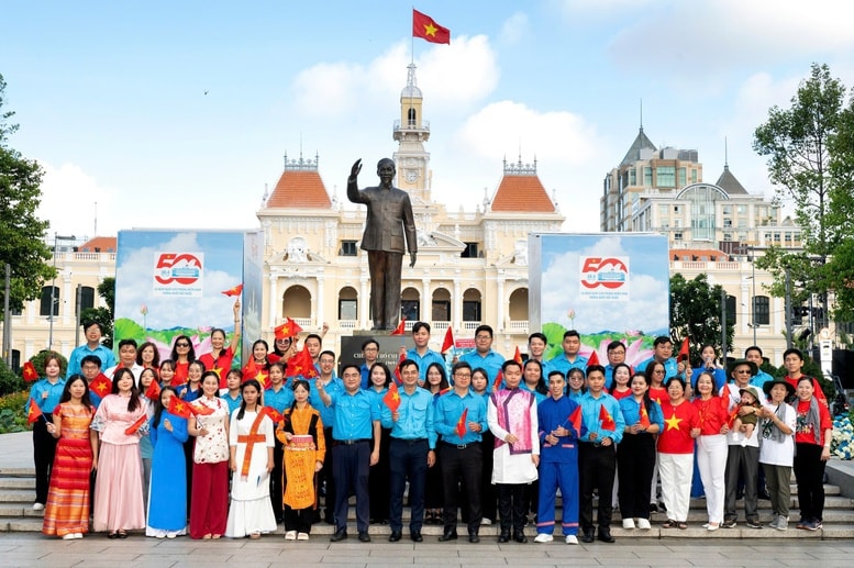 Người dân tại TPHCM rộn ràng chào đón kỷ niệm 50 năm thống nhất đất nước- Ảnh 3.