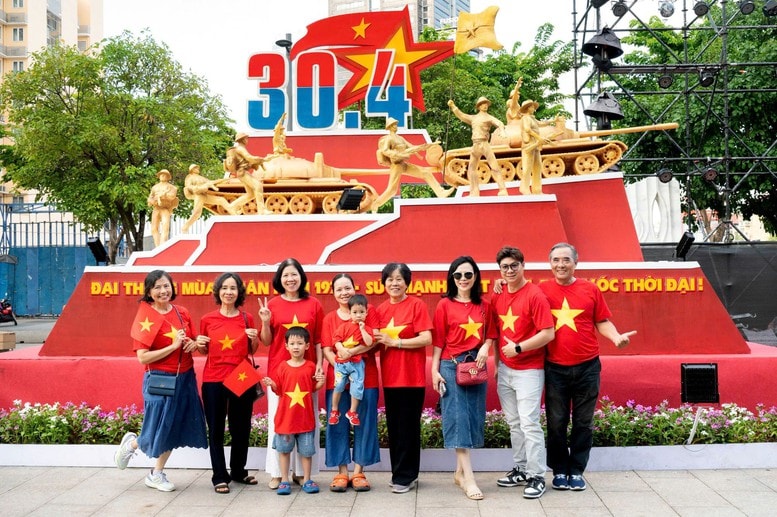 Người dân tại TPHCM rộn ràng chào đón kỷ niệm 50 năm thống nhất đất nước- Ảnh 2.