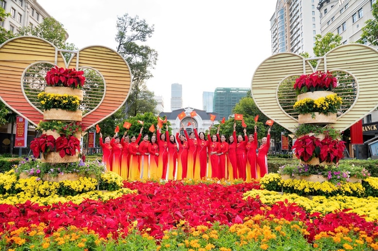 Người dân tại TPHCM rộn ràng chào đón kỷ niệm 50 năm thống nhất đất nước- Ảnh 14.