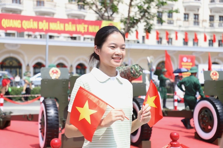 Người dân tại TPHCM rộn ràng chào đón kỷ niệm 50 năm thống nhất đất nước- Ảnh 13.