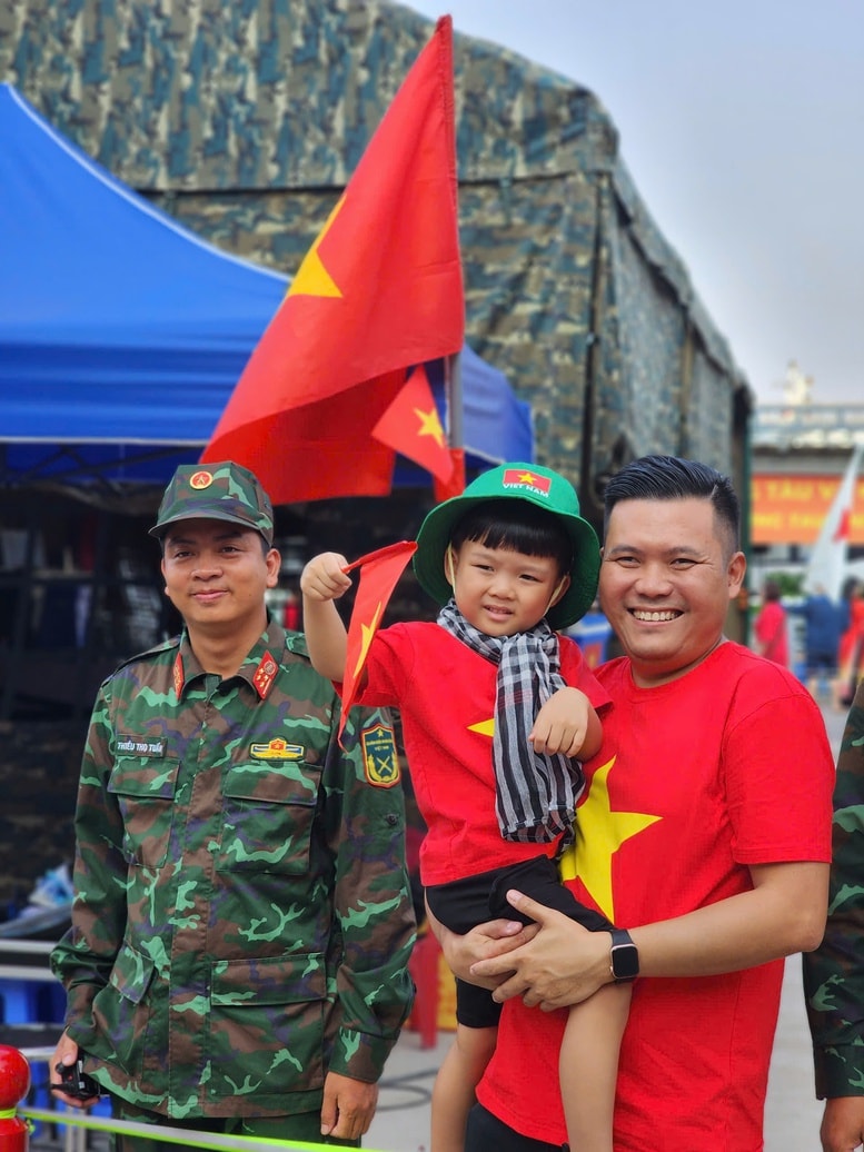 Người dân tại TPHCM rộn ràng chào đón kỷ niệm 50 năm thống nhất đất nước- Ảnh 10.