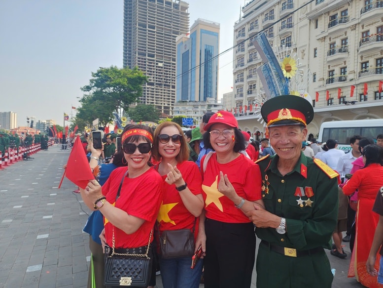 Người dân tại TPHCM rộn ràng chào đón kỷ niệm 50 năm thống nhất đất nước- Ảnh 7.