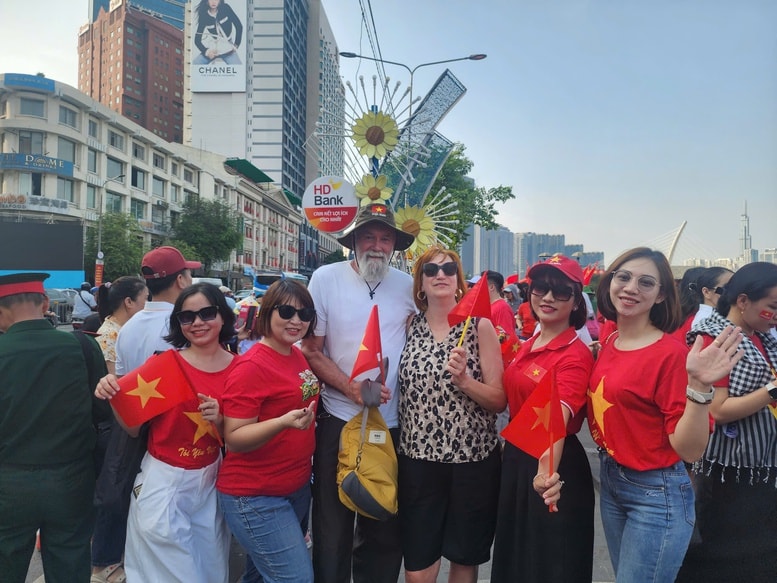 Người dân tại TPHCM rộn ràng chào đón kỷ niệm 50 năm thống nhất đất nước- Ảnh 9.