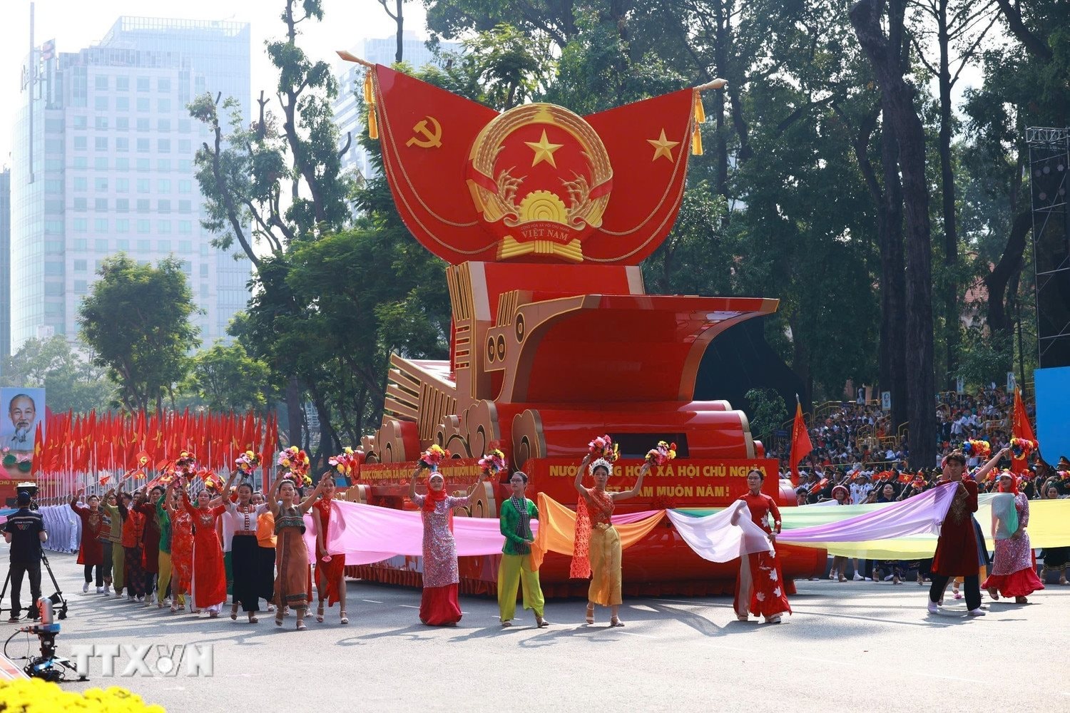 dieu-binh-dieu-hanh-ky-niem-50-nam-ngay-giai-phong-mien-nam-thong-nhat-dat-nuoc-30-16-1745978991001429426533.jpg