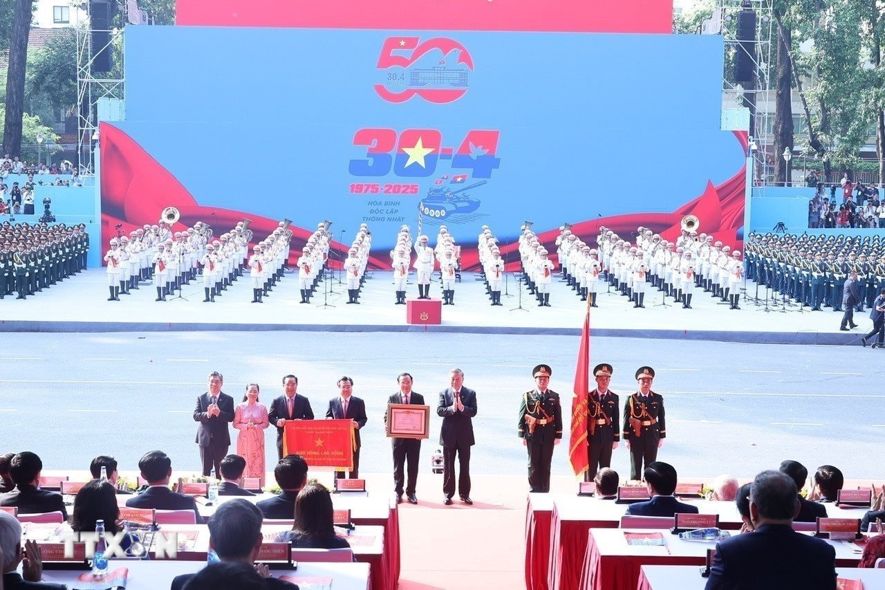 tong-bi-thu-to-lam-trao-huan-chuong-2-17459767206531711031612.jpg